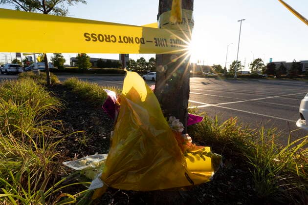 News Bilder des Tages September 12, 2022, Mississauga, ON, CANADA: Flowers laid to pay respects to a police officer who was killed at the scene of a shooting in Mississauga, Ont., Monday, Sept. 12, 2022. A Toronto police officer has been fatally shot and a suspect is in custody after two separate shootings left two dead and three injured in the Greater Toronto Area on Monday afternoon. Mississauga CANADA  - ZUMAc35_ 20220912_zaf_c35_171 Copyright: xArlynxMcadoreyx