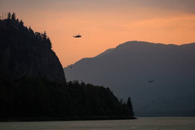 September 12, 2022, HOPE, BC, CANADA: Helicopters with water buckets battling the Flood Falls Trail wildfire pick up water from the Fraser River, in Hope, B.C., Monday, Sept. 12, 2022. HOPE CANADA  - ZUMAc35_ 20220912_zaf_c35_207 Copyright: xDarrylxDyckx