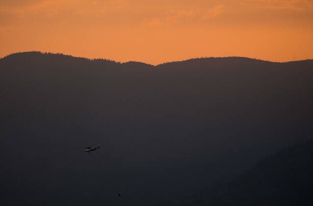 September 12, 2022, HOPE, BC, CANADA: A helicopter with a water bucket battling the Flood Falls Trail wildfire picks up water from the Fraser River, in Hope, B.C., Monday, Sept. 12, 2022. HOPE CANADA  - ZUMAc35_ 20220912_zaf_c35_209 Copyright: xDarrylxDyckx