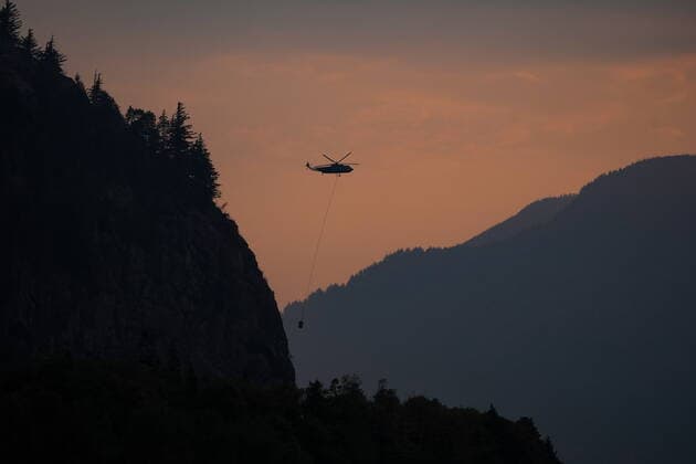 September 12, 2022, HOPE, BC, CANADA: A helicopter with a water bucket battling the Flood Falls Trail wildfire picks up water from the Fraser River, in Hope, B.C., Monday, Sept. 12, 2022. HOPE CANADA  - ZUMAc35_ 20220912_zaf_c35_214 Copyright: xDarrylxDyckx