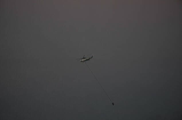 September 12, 2022, HOPE, BC, CANADA: A helicopter with a water bucket is shrouded in smoke while battling the Flood Falls Trail wildfire, in Hope, B.C., Monday, Sept. 12, 2022. HOPE CANADA  - ZUMAc35_ 20220912_zaf_c35_212 Copyright: xDarrylxDyckx