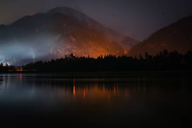 September 12, 2022, HOPE, BC, CANADA: The Flood Falls Trail wildfire burns above the Fraser River in Hope, B.C., Monday, Sept. 12, 2022. HOPE CANADA  - ZUMAc35_ 20220912_zaf_c35_217 Copyright: xDarrylxDyckx
