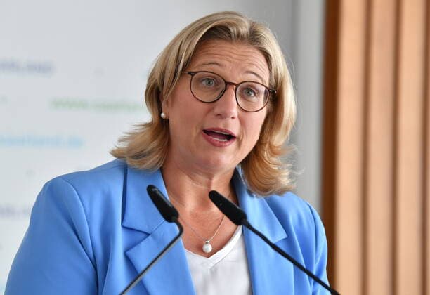 Saarlands Prime Minister Anke Rehlinger during a speech on the award of the Order of Merit of the Federal Republic of Germany on Monday 12 09 2022 in the Saarbrücken State Chancellery bub