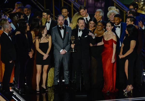 Bilder des Jahres 2022, Entertainment 09 September Entertainment Themen der Woche KW37 Jason Sudeikis (C) with cast and crew accept the Outstanding Comedy Series award for Ted Lasso onstage during the 74th annual Primetime Emmy Awards at the Microsoft Theater in Los Angeles on Monday, September 12, 2022.  LAP20220912183 MIKExGOULDING