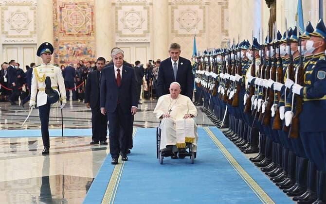 News Themen der Woche KW37 News Bilder des Tages Kazakhstan Religion Pope 8273399 13.09.2022 In this handout photo released by the Kazakh Presidential Press Office, Kazakh President Kassym-Jomart Tokayev and Pope Francis attend a welcoming ceremony at the Presidential Palace in Nur-Sultan, Kazakhstan. Pope Francis arrived on September 13 in Kazakhstan s capital for a three-day visit to take part in the 7th Congress of Leaders of World and Traditional Religions. Editorial use only, no archive, no commercial use. Press Service of the President of the Republic of Kazakhstan Nur-Sultan Kazakhstan  Copyright: xx