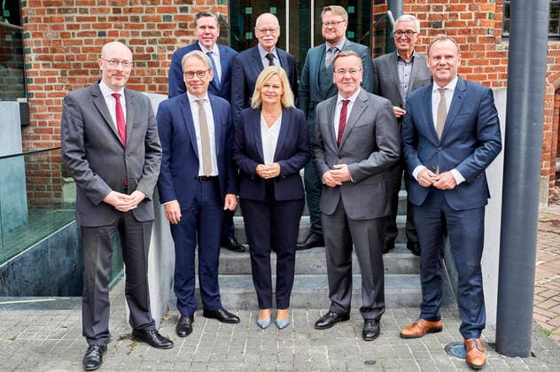 News Bilder des Tages Hinten v.l. Torsten Akmann (Staatssekretär der Senatsverwaltung für Inneres und Sport von Berlin), Ulrich Mäurer (Senator für Inneres von Bremen), Torsten Lang (Staatssekretär Minister für Inneres, Bauen und Spor vom Saarland), Roger Lewentz (Minister für Inneres und Sport von Rheinland Pfalz) und vorn v.l. Christian Pegel (Minister für Inneres, Bau, Digitalisierung von Mecklenburg-Vorpommern), Georg Maier (Minister für Inneres und Kommunales von Thüringen), Nancy Faeser (Bundesministerin des Innern und für Heimat), Boris Pistorius (Minister für Inneres und Sport von Niedersachsen) und Andy Grote (Senator für Inneres und Sport von Hamburg) bei der A-Innenministerkonferenz der SPD-geführten Innenressorts im Alten Rathaus. Hanno Foto:xU.xStammx xFuturexImage