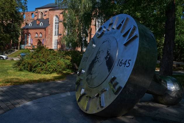 Tartu, Estland - August 23, 2022: Denkmal Johan Skitty vor der Universität von Tartu. Tartu Estland *** Tartu, Estonia August 23, 2022 Monument Johan Skitty in front of the University of Tartu Tartu Estonia 