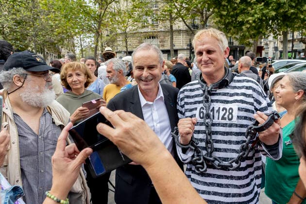 Paris, France September 13, 2022 - Gathering in support of Professor Christian Perronne who was summoned by the disciplinary chamber of the order of doctors concerning polemical positions taken during the health crisis COVID-19. He has notably relayed anti-vaccine and conspiracy theories and also declared that ivermectin or hydroxychloroquine have a proven efficacy against COVID-19 contrary to what the scientific community has demonstrated - Christian Perronne MANIFESTATION, ANTIVAX, ANTI VACCIN, COVID19, CORONASCEPTIQUE, COMPLOTISTE, COMPLOTISME, MEDECINE, SOIGNANTS SUSPENDUS, ANTIVACCINS,  Copyright: xVincentxIsorex
