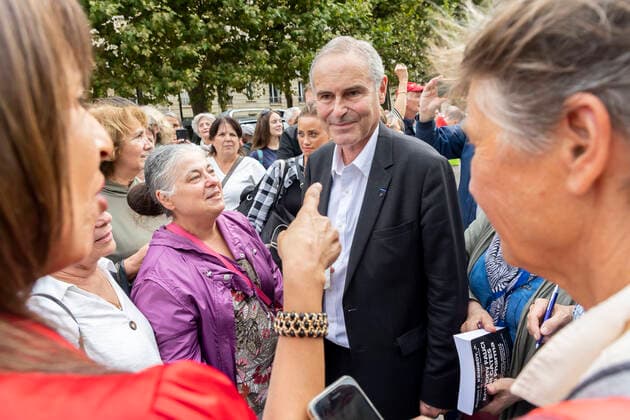 Paris, France September 13, 2022 - Gathering in support of Professor Christian Perronne who was summoned by the disciplinary chamber of the order of doctors concerning polemical positions taken during the health crisis COVID-19. He has notably relayed anti-vaccine and conspiracy theories and also declared that ivermectin or hydroxychloroquine have a proven efficacy against COVID-19 contrary to what the scientific community has demonstrated - Christian Perronne MANIFESTATION, ANTIVAX, ANTI VACCIN, COVID19, CORONASCEPTIQUE, COMPLOTISTE, COMPLOTISME, MEDECINE, SOIGNANTS SUSPENDUS, ANTIVACCINS,  Copyright: xVincentxIsorex
