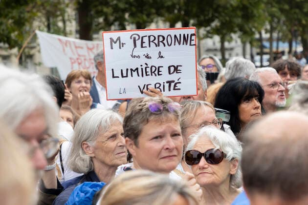 Paris, France September 13, 2022 - Gathering in support of Professor Christian Perronne who was summoned by the disciplinary chamber of the order of doctors concerning polemical positions taken during the health crisis COVID-19. He has notably relayed anti-vaccine and conspiracy theories and also declared that ivermectin or hydroxychloroquine have a proven efficacy against COVID-19 contrary to what the scientific community has demonstrated MANIFESTATION, ANTIVAX, ANTI VACCIN, COVID19, CORONASCEPTIQUE, COMPLOTISTE, COMPLOTISME, MEDECINE, SOIGNANTS SUSPENDUS, ANTIVACCINS,  Copyright: xVincentxIsorex