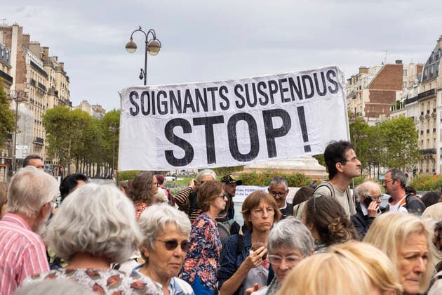 Paris, France September 13, 2022 - Gathering in support of Professor Christian Perronne who was summoned by the disciplinary chamber of the order of doctors concerning polemical positions taken during the health crisis COVID-19. He has notably relayed anti-vaccine and conspiracy theories and also declared that ivermectin or hydroxychloroquine have a proven efficacy against COVID-19 contrary to what the scientific community has demonstrated MANIFESTATION, ANTIVAX, ANTI VACCIN, COVID19, CORONASCEPTIQUE, COMPLOTISTE, COMPLOTISME, MEDECINE, SOIGNANTS SUSPENDUS, ANTIVACCINS,  Copyright: xVincentxIsorex