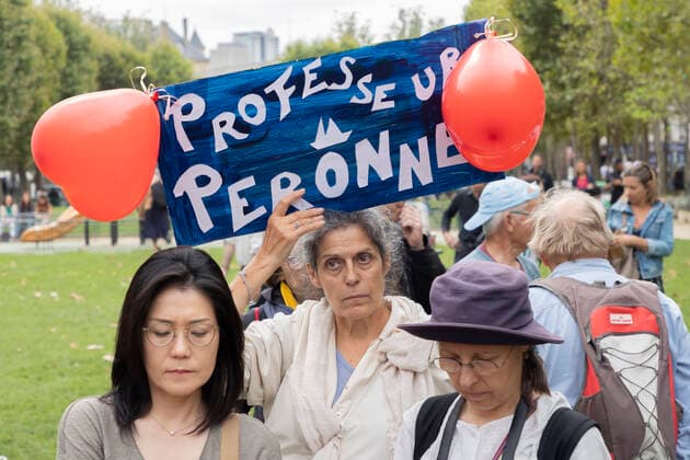 News Bilder des Tages Paris, France September 13, 2022 - Gathering in support of Professor Christian Perronne who was summoned by the disciplinary chamber of the order of doctors concerning polemical positions taken during the health crisis COVID-19. He has notably relayed anti-vaccine and conspiracy theories and also declared that ivermectin or hydroxychloroquine have a proven efficacy against COVID-19 contrary to what the scientific community has demonstrated MANIFESTATION, ANTIVAX, ANTI VACCIN, COVID19, CORONASCEPTIQUE, COMPLOTISTE, COMPLOTISME, MEDECINE, SOIGNANTS SUSPENDUS, ANTIVACCINS,  Copyright: xVincentxIsorex