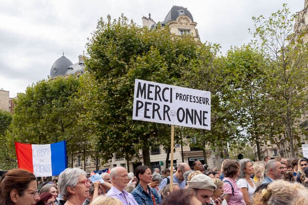 Paris, France September 13, 2022 - Gathering in support of Professor Christian Perronne who was summoned by the disciplinary chamber of the order of doctors concerning polemical positions taken during the health crisis COVID-19. He has notably relayed anti-vaccine and conspiracy theories and also declared that ivermectin or hydroxychloroquine have a proven efficacy against COVID-19 contrary to what the scientific community has demonstrated MANIFESTATION, ANTIVAX, ANTI VACCIN, COVID19, CORONASCEPTIQUE, COMPLOTISTE, COMPLOTISME, MEDECINE, SOIGNANTS SUSPENDUS, ANTIVACCINS,  Copyright: xVincentxIsorex