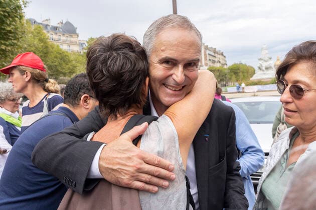 Paris, France September 13, 2022 - Gathering in support of Professor Christian Perronne who was summoned by the disciplinary chamber of the order of doctors concerning polemical positions taken during the health crisis COVID-19. He has notably relayed anti-vaccine and conspiracy theories and also declared that ivermectin or hydroxychloroquine have a proven efficacy against COVID-19 contrary to what the scientific community has demonstrated - Christian Perronne MANIFESTATION, ANTIVAX, ANTI VACCIN, COVID19, CORONASCEPTIQUE, COMPLOTISTE, COMPLOTISME, MEDECINE, SOIGNANTS SUSPENDUS, ANTIVACCINS,  Copyright: xVincentxIsorex