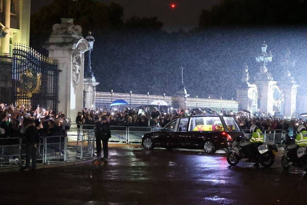 News Bilder des Tages . 13 09 2022. London, United Kingdom. Queen Elizabeth II arrives back at Buckingham Palace in London for the last time as her coffin returns from Edinburgh in Scotland.  xStephenxLockx xi-Imagesx IIM-23764-0001