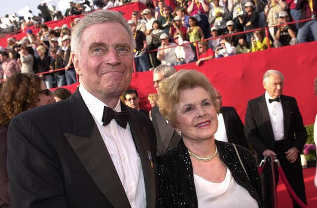CHARLTON HESTON and WIFE LYDIA at the 73rd Annual Academy Awards, Shrine Auditorium, Los Angeles, 03-25-01 , 10565780.jpg, couple, grayhair, blonde, formalwear, necklace, earrings, talent, event, people, fame,