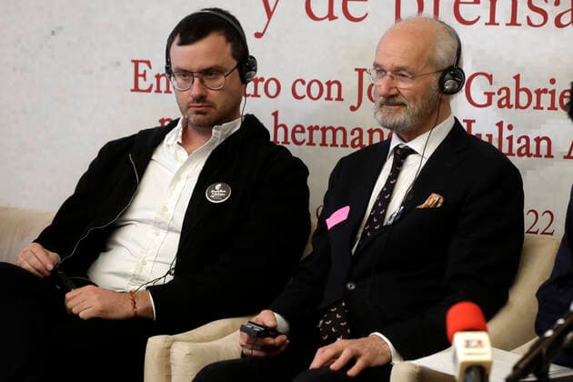 Mexiko, Diskussionsrunde Dialogues for Freedom mit Vater von Julian Assange September 12, 2022, Mexico City, Mexico: John and Gabriel Shipton, father and brother of Julian Assange, participate in Dialogues for Freedom of Thought, Expression and the Press at the Senate of Mexico in Mexico City. on September 12, 2022 in Mexico City, Mexico. Mexico City Mexico - ZUMAe321 20220913_zia_e321_029 Copyright: xLuisxBarronxEyepixxGroupx