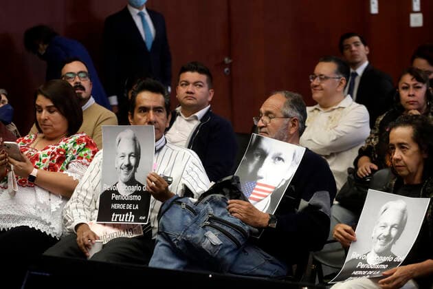 Mexiko, Diskussionsrunde Dialogues for Freedom mit Vater von Julian Assange September 12, 2022, Mexico City, Mexico: Attendees show photographs of Julian Assange during the meeting with John and Gabriel Shipton, father and brother of Julian Assange in Dialogues for freedom of thought, expression and press in the Senate of Mexico in Mexico City. on September 12, 2022 in Mexico City, Mexico. Mexico City Mexico - ZUMAe321 20220913_zia_e321_030 Copyright: xLuisxBarronxEyepixxGroupx