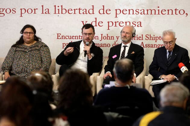 Mexiko, Diskussionsrunde Dialogues for Freedom mit Vater von Julian Assange September 12, 2022, Mexico City, Mexico: Senator Citlali Hernandez, journalist Alina Duarte with John and Gabriel Shipton, father and brother of Julian Assange participate in Dialogues for freedom of thought, expression and press in the Senate of Mexico in Mexico City. on September 12, 2022 in Mexico City, Mexico. Mexico City Mexico - ZUMAe321 20220913_zia_e321_018 Copyright: xLuisxBarronxEyepixxGroupx