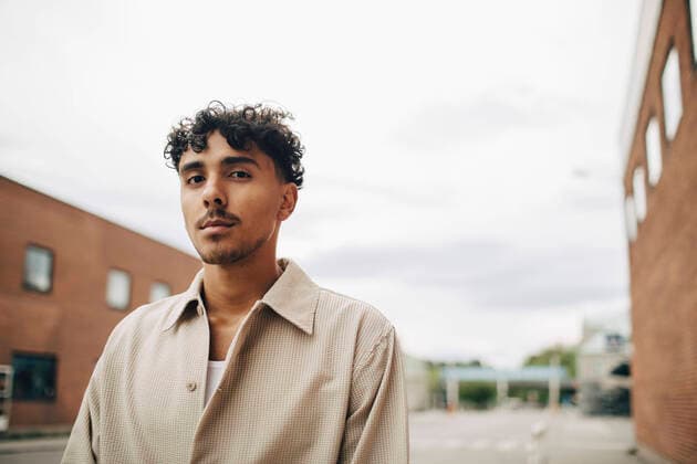 Creative Highlights Symbolbilder Portrait of young man on street against sky Sweden, Stockholm, model released Copyright: xMaskot,xMaskotxBildbyraxABx , MA95051 MA95051