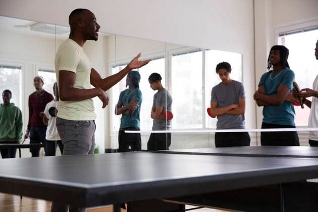 IMAGO Creative: Lokalhelden - Jugendsportbildung Instructor interacting with students during training session in games room Sweden, Stockholm, model released, property released Copyright: xMaskot,xMaskotxBildbyraxABx , MA95199 MA95199