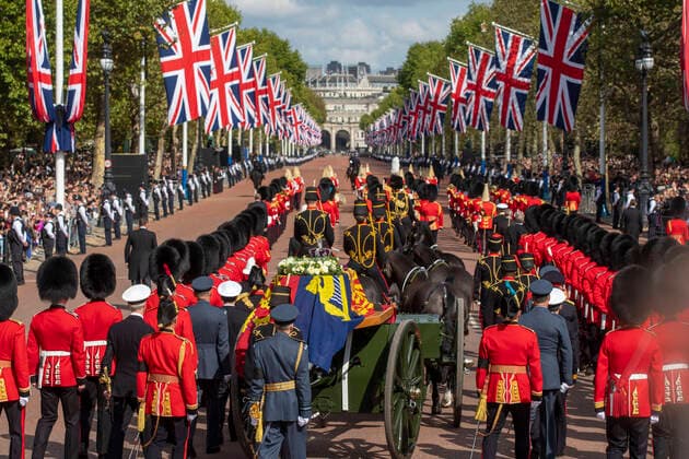 News Bilder des Tages 14.09.2022 , London , Um 14.22 Uhr Ortszeit wird der Sarg der verstorbenen Königin Queen Elizabeth II. vom Buckingham Palace über The Mall zur Westminster Hall gebracht , König King Charles III , seine Schwester Prinzessin Anne , Prinz Andrew und Charles Söhne Prinz William und Prinz Harry laufen hinter dem Sarg entlang und begleiten die Queen auf ihrem Weg. *** 14 09 2022 , London , At 14 22 local time the coffin of the late Queen Elizabeth II is taken from Buckingham Palace via The Mall to Westminster Hall , King King Charles III , his sister Princess Anne , Prince Andrew and Charles sons Prince William and Prince Harry walk behind the coffin and accompany the Queen on her way