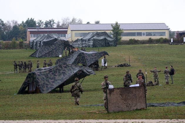 Tarnzelte mit den verschiedensten Stationen, Übung mit Schußwaffen US Armee, Trainigsgelände Vilseck, GER, 14.09.2022, 7th Army Training Command, *** Camouflage tents with various stations, exercise with firearms US Army, training area Vilseck, GER, 14 09 2022, 7th Army Training Command,