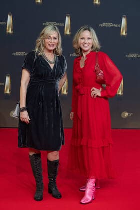 v l Gesine CUKROWSKI, actress, Ann Kathrin KRAMER, actress, red carpet, red carpet show, arrival, arrival, German Television Award, German Television Award 2022, German Television Award 2022 in Cologne, on 14 09 2022