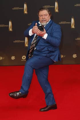 The German Television Award 2021 Armin Rohde with his Leica on the red carpet at the award ceremony The German Television Award The TV Highlights of the Year on September 14 at the MMC Studios Cologne Copyright: xEventpressxGolejewskix