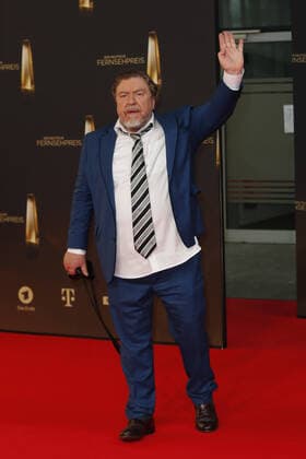 The German Television Award 2021 Armin Rohde with his Leica on the red carpet at the award ceremony The German Television Award The TV Highlights of the Year on September 14 at the MMC Studios Cologne Copyright: xEventpressxGolejewskix
