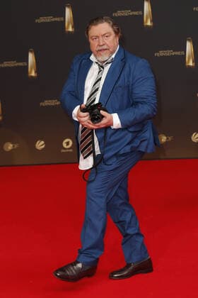 The German Television Award 2021 Armin Rohde with his Leica on the red carpet at the award ceremony The German Television Award The TV Highlights of the Year on September 14 at the MMC Studios Cologne Copyright: xEventpressxGolejewskix