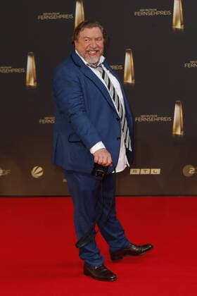 The German Television Award 2021 Armin Rohde with his Leica on the red carpet at the award ceremony The German Television Award The TV Highlights of the Year on September 14 at the MMC Studios Cologne Copyright: xEventpressxGolejewskix