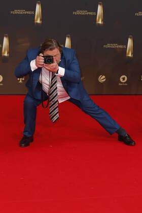 The German Television Award 2021 Armin Rohde with his Leica on the red carpet at the award ceremony The German Television Award The TV Highlights of the Year on September 14 at the MMC Studios Cologne Copyright: xEventpressxGolejewskix