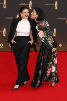 The German Television Award 2021 Tahnee Schaffarczyk Stand Up Comedian and Mimi Fiedler on the red carpet at the award ceremony The German Television Award The TV highlights of the year on September 14 in the MMC Studios Cologne Copyright: xEventpressxGolejewskix