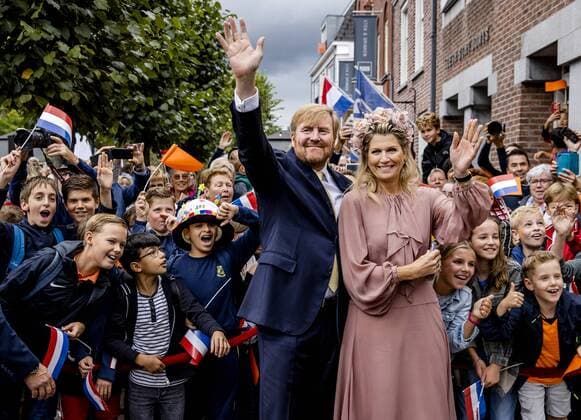 Entertainment Bilder des Tages 2022-09-15 12:51:36 GEMERT - King Willem-Alexander and Queen Maxima are welcomed by children in Gemert during a regional visit to the Peel in the province of North Brabant. The visit focuses on developments in nature conservation, the future of the agricultural sector, new forms of social cooperation and innovative entrepreneurship in the Peel region. ANP SEM VAN DER WAL netherlands out - belgium out  Copyright: xx x454798977x originalFilename: 454798977.jpg