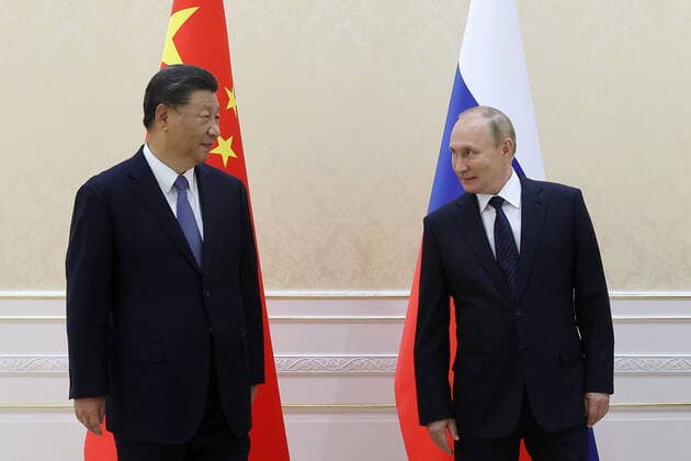 Bilder des Jahres 2022, News 09 September News Themen der Woche KW37 News Bilder des Tages SAMARKAND, UZBEKISTAN - SEPTEMBER 15, 2022: China s President Xi Jinping (L) and Russia s President Vladimir Putin talk during a meeting on the sidelines of the 22nd Summit of the SCO Council of Heads of State at the Samarkand Tourist Centre. Alexander Demianchuk TASS  TS142745