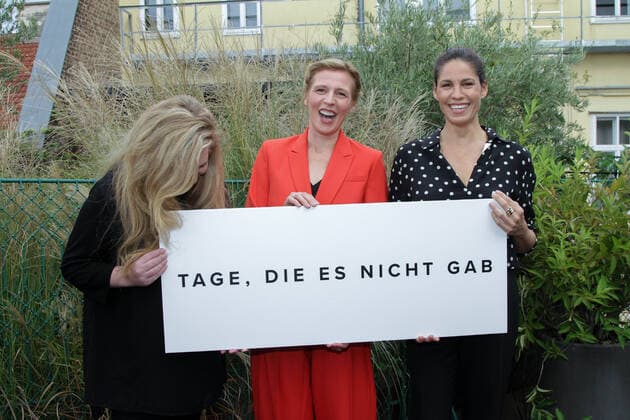 Entertainment Bilder des Tages 20220915 Pressetermin und Praesentation der Serie Tage die es nicht gab WIEN, OESTERREICH - 15. SEPTEMBER: Schauspielerin Diana Amft, Schauspielerin Franziska Weisz und Schauspielerin Jasmin Gerat beim Pressetermin der Serie Tage die es nicht gab im Hotel Altstadt Vienna am 15. September 2022 in Wien, Oesterreich. 220915_SEPA_49_005 Copyright: xBarbaraxLoschanx SEPAxMedia
