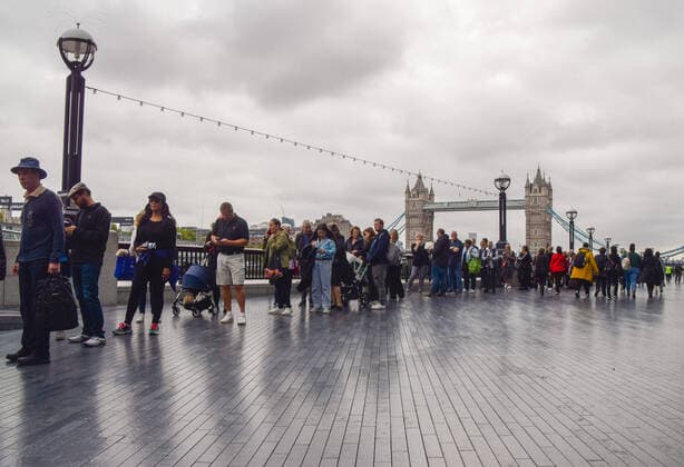 Bilder des Jahres 2022, News 09 September News Themen der Woche KW37 News Bilder des Tages September 15, 2022, London, United Kingdom: Mourners wait in a line near Tower Bridge. The queue for Queen Elizabeth II s lying-in-state stretches for several miles, as people wait for hours to view The Queen s coffin. The coffin has been placed in Westminster Hall in the Palace of Westminster where she will remain until her funeral on 19th September. London United Kingdom - ZUMAs197 20220915_zaa_s197_268 Copyright: xVukxValcicx