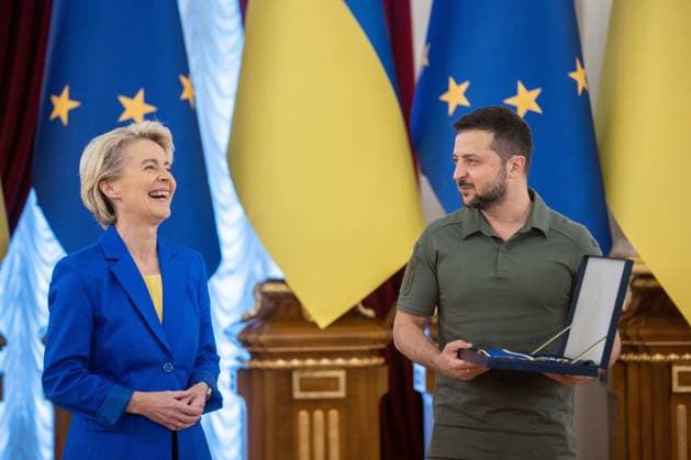 Ukraine-Krieg, Jahrestag der Invasion, Persönlichkeiten besuchen die Ukraine, Archivbilder September 15, 2022, Kyiv, Ukraine: European Commission President Ursula von der Leyen, left, reacts after being presented with the state order of Yaroslav the Wise by Ukrainian President Volodymyr Zelenskyy, right, at the Mariinskyi Palace, September 15, 2022 in Kyiv Ukraine. Kyiv Ukraine - ZUMAp138 20220915_zaa_p138_039 Copyright: xSarsenovxDaniiar UkrainexPresidex