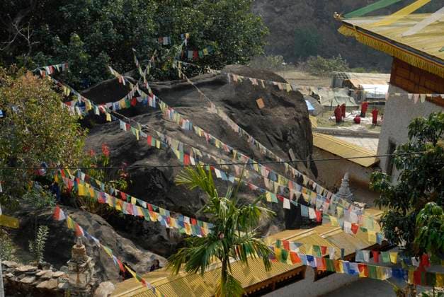 Heiliger Stein am Gong Kora Tempel, Ost Bhutan The rock at Gom Kora temple, a sacred meditation site of Guru Rimpoche, north of Trashigang, East Bhutan Copyright: xZoonar.com LotharxKurtzex zoonar_3528243