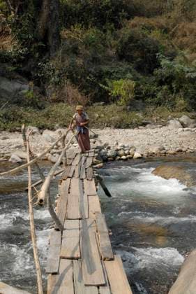 Bäuerin auf Fussgängerbrücke, Lingmethang, Ost Bhutan Bhutanese woman passing a dangerous footbridge at Lingmethang (near Mongar), Bhutan Copyright: xZoonar.com LotharxKurtzex zoonar_3528310