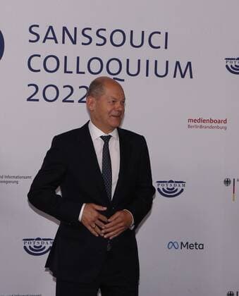 Germany: M100 Media Award to the Ukrainian people Brandenburg: M100 Media Award to the Ukrainian people – Dr. Wladimir Klitschko accepts the award on his behalf in Potsdam. The photo shows Federal Chancellor Olaf Scholz in the Orangery in Sanssouci Park. Potsdam Brandenburg Germany Copyright: SimonexKuhlmey