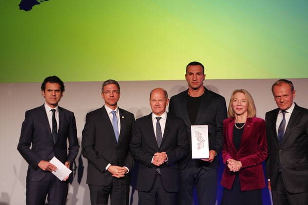 Germany: M100 Media Award to the Ukrainian people Brandenburg: M100 Media Award to the Ukrainian people – Dr. Wladimir Klitschko accepts the award on his behalf in Potsdam The photo shows Wladimir Klitschko in the Orangery in Sanssouci Park in Potsdam. Potsdam Brandenburg Germany Copyright: SimonexKuhlmey