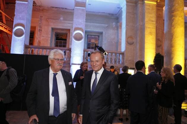 Germany: M100 Media Award to the Ukrainian people Brandenburg: M100 Media Award to the Ukrainian people – Dr. Wladimir Klitschko accepts the award on his behalf in Potsdam.The photo shows The photo shows Donald Tusk, the former President of Poland, in the Orangery in Park Sanssouci in Potsdam. of the Orangery in Sanssouci Park in Potsdam. Potsdam Brandenburg Germany Copyright: SimonexKuhlmey