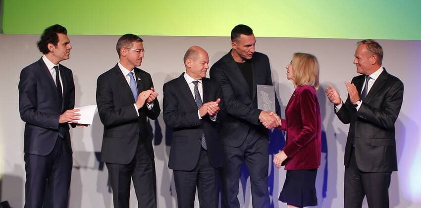 Germany: M100 Media Award to the Ukrainian people Brandenburg: M100 Media Award to the Ukrainian people – Dr. Wladimir Klitschko accepts the award on his behalf in Potsdam The photo shows Wladimir Klitschko in the Orangery in Sanssouci Park in Potsdam. Potsdam Brandenburg Germany Copyright: SimonexKuhlmey