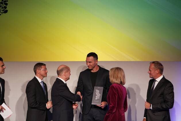 Germany: M100 Media Award to the Ukrainian people Brandenburg: M100 Media Award to the Ukrainian people – Dr. Wladimir Klitschko accepts the award on his behalf in Potsdam The photo shows Wladimir Klitschko in the Orangery in Sanssouci Park in Potsdam. Potsdam Brandenburg Germany Copyright: SimonexKuhlmey