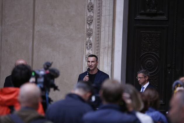 Germany: M100 Media Award to the Ukrainian people Brandenburg: M100 Media Award to the Ukrainian people – Dr. Wladimir Klitschko accepts the award on his behalf in Potsdam.The photo shows Wladimir Klitschko in the Orangery in Sanssouci Park in Potsdam. Potsdam Brandenburg Germany Copyright: SimonexKuhlmey
