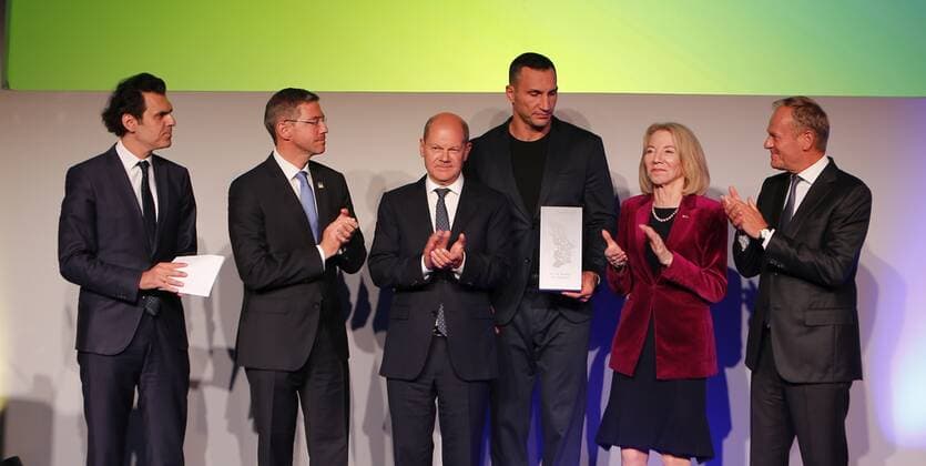 Germany: M100 Media Award to the Ukrainian people Brandenburg: M100 Media Award to the Ukrainian people – Dr. Wladimir Klitschko accepts the award on his behalf in Potsdam The photo shows Wladimir Klitschko in the Orangery in Sanssouci Park in Potsdam. Potsdam Brandenburg Germany Copyright: SimonexKuhlmey