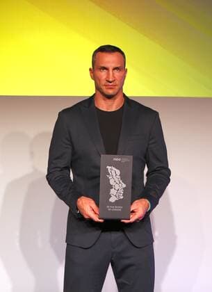 Germany: M100 Media Award to the Ukrainian people Brandenburg: M100 Media Award to the Ukrainian people – Dr. Wladimir Klitschko accepts the award on his behalf in Potsdam.The photo shows Wladimir Klitschko in the Orangery in Sanssouci Park in Potsdam. Wladimir Klitschko accepted the M100 Media Award on behalf of the Ukrainian people Potsdam Brandenburg Germany Copyright: SimonexKuhlmey