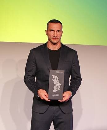 Germany: M100 Media Award to the Ukrainian people Brandenburg: M100 Media Award to the Ukrainian people – Dr. Wladimir Klitschko accepts the award on his behalf in Potsdam.The photo shows Wladimir Klitschko in the Orangery in Sanssouci Park in Potsdam. Wladimir Klitschko accepted the M100 Media Award on behalf of the Ukrainian people Potsdam Brandenburg Germany Copyright: SimonexKuhlmey